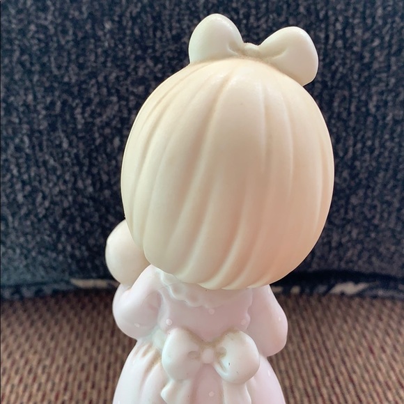 Precious Moments - A Special Delivery Figurine - Picture 6 of 8